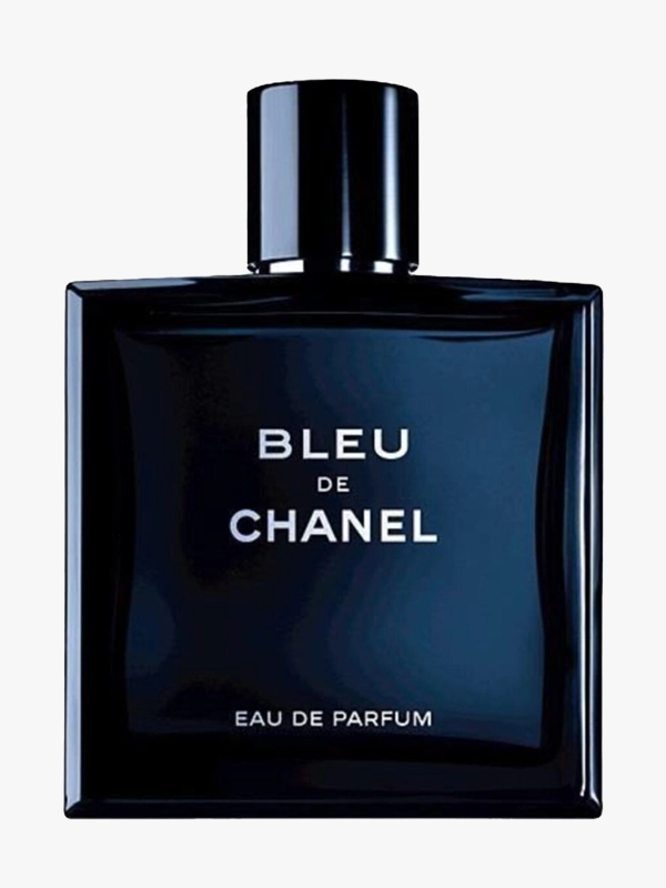 Marka Adı: CHANEL
Ürün Adı: CHANEL Erkek Bleu de Chanel Eau de Parfum
Ürün Cinsiyeti: Erkek
Ürün Tipi: Parfüm
Ürün Sezonsallığı: Sonbahar
Ürün Çeşidi: Eau de Parfum
Ürün Özellikleri: CHANEL'in ikonik Bleu de Chanel serisinden bu Eau de Parfum, koyu lacivert, şık ve dikdörtgen cam şişesi ve parlak siyah kapağı ile dikkat çekiyor. Sandal ağacı, sedir ve tonka gibi odunsu ve aromatik notaların harmonik buluşumuyla karakterize edilen bu özel koku, zamansız ve rafine bir imza sunar. Derin ve sofistike yapısıyla tenle bütünleşen, karizmatik bir duruş sergileyen bir parfümdür.
Öne Çıkan Detaylar:
- Sandal ağacı, sedir ve tonka notalarının harmonik birlikteliği
- Zamansız ve sofistike bir koku deneyimi
- Koyu lacivert şık şişesi ve Eau de Parfum kalıcılığı
Kimler Kullanıyor?: Günlük yaşamında ve özel anlarında rafine bir dokunuş arayan, modern ve sofistike erkekler için idealdir. Şehirli ve zarif bir duruşu benimseyen, minimalist estetiği ve zamansız şıklığı tercih eden, çevresine sessiz ama güçlü bir karizma yayan kişiler bu kokuyu severek kullanır. İş ortamından sosyal buluşmalara kadar geniş bir kullanım alanına sahip, çok yönlü ve imza bir koku arayışında olan bireylere hitap eder.