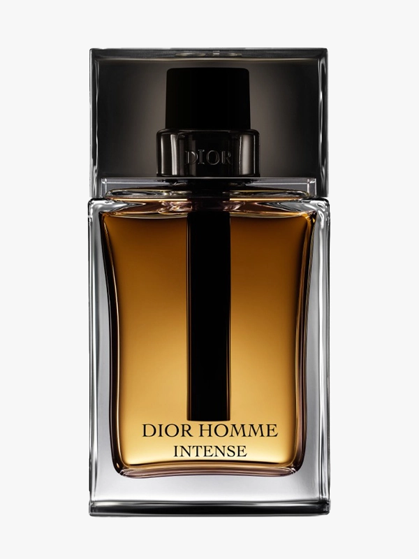 Ürün Cinsiyeti: Erkek Ürün Tipi: Parfüm Ürün Sezonsallığı: Dört Mevsim Ürün Çeşidi: Eau de Parfum Ürün Özellikleri: Dior Homme Intense, iris notasını merkezine alan sofistike ve karakterli bir parfümdür. Pudramsı dokusu, odunsu alt notalarla dengelenerek modern ve zarif bir erkek silueti yaratır. Maskülen olduğu kadar rafine bir duruş sergiler. Öne Çıkan Detaylar: İris ağırlıklı imza nota Pudramsı & odunsu denge Zarif ve modern karakter Günlük ve özel anlara uygun Kimler Kullanıyor? Kokuda incelik, stil ve karakter arayan; klasik maskülenliğin ötesine geçenler için idealdir. Dior Homme Intense EDP ile zarif, modern ve karakterli bir erkek parfümü keşfedin.