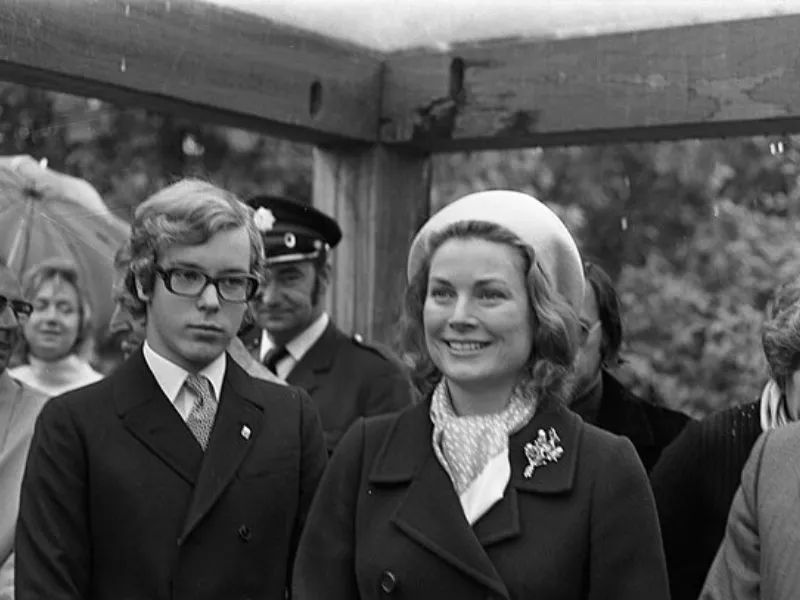 Grace Kelly Monako Prensesi olarak halka açık bir etkinlikte gülümserken