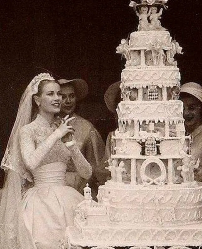 Dior ve Helen Rose imzalı gelinliğiyle Monako Prensesi olarak dünya sahnesine çıkışı