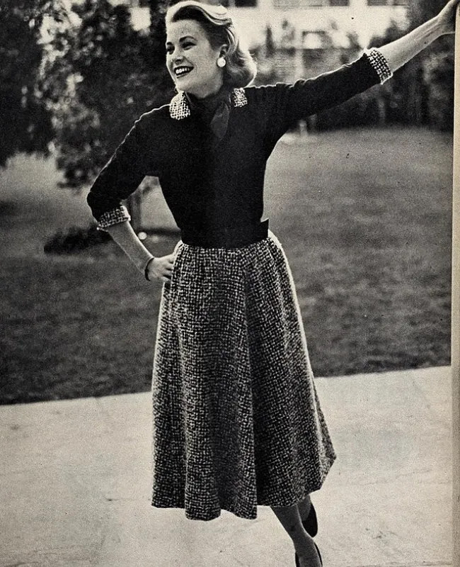 Grace Kelly’nin zarif günlük stili; 1950’lerdeki minimalist moda ikonu görünümü