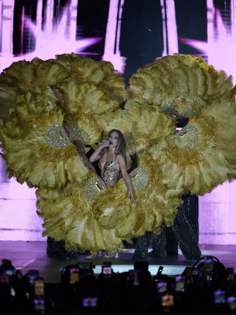 Regnum The Crown’a ve J-Lo Konserine Yakından Bakış