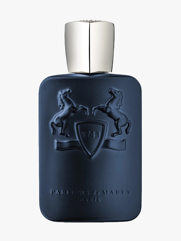 Marka Adı: Parfums de Marly
Ürün Adı: Parfums de Marly Unisex Layton Parfüm
Ürün Cinsiyeti: Unisex
Ürün Tipi: Parfüm
Ürün Sezonsallığı: Sonbahar
Ürün Çeşidi: Belirtilmemiş
Ürün Özellikleri: Koyu lacivert rengindeki, köşeleri yuvarlak, dikdörtgen formdaki şişe, ön yüzünde kabartma at figürleri ve 1743 yazılı armasıyla markanın lüks ve ikonik kimliğini yansıtır. Ürünün gümüş rengi, parlak ve fasetli metalik kapağı, şişenin zarif tasarımını tamamlar. Elma, lavanta, vanilya ve amber notalarının dengeli uyumuyla aristokratik ve çekici bir koku profili sunan bu parfüm, özellikle vanilyanın baharat, deri, odunsu ve amber dokunuşlarıyla zenginleşerek tende derin ve sofistike bir iz bırakır.
Öne Çıkan Detaylar:
- Kabartma at figürleri ve 1743 armasıyla dikkat çeken lüks şişe tasarımı
- Elma, lavanta, vanilya ve amberin harmonik birleşimiyle sofistike koku profili
- Gümüş rengi, parlak ve fasetli metalik, şık şişe kapağı
Kimler Kullanıyor?: Çekici, lüks ve şık bir tarzı benimseyenler için ideal olan bu parfüm; kaliteli kumaşları ve zarif detayları tercih eden, stilini kokusuyla tamamlamak isteyen kişilere hitap eder. Tenle bütünleşen sıcak ve sarmalayan kokularla çevresinde büyüleyici bir derinlik yaratmayı seven, tatlı ama gurme olmayan, deri ve ahşap dokunuşlarıyla zenginleşmiş, unutulmaz bir etki arayan herkes için uygun bir tercihtir.