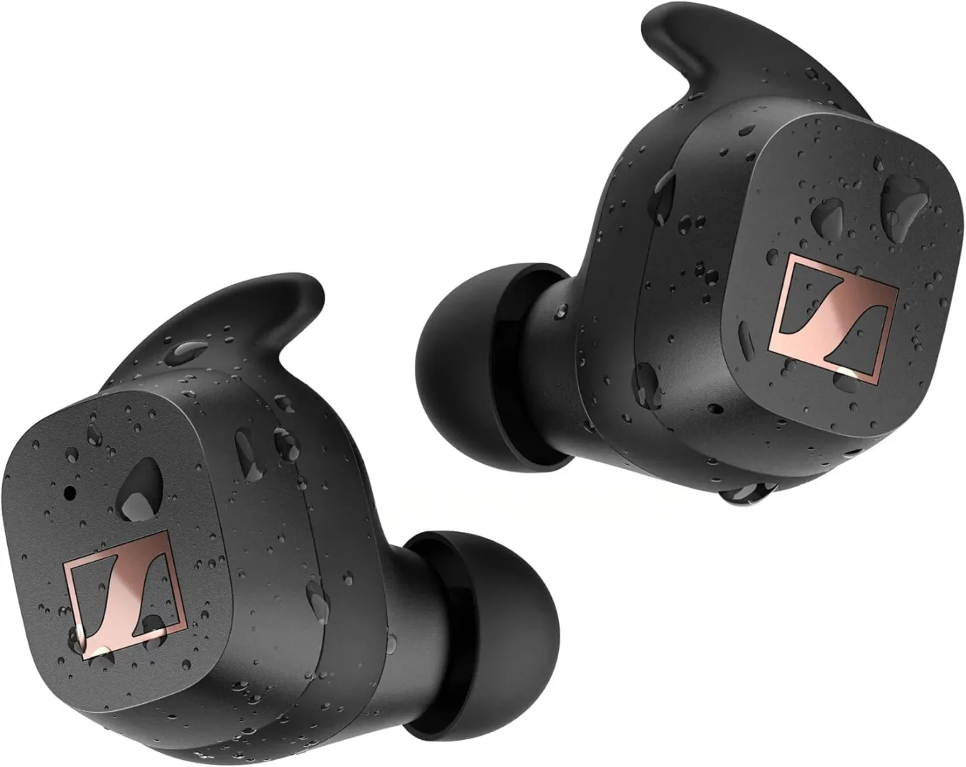 Üzerinde sayısız su damlacığı bulunan iki adet siyah Sennheiser spor kulaklık, sağda hafifçe daha yukarıda, sol tarafta ise biraz aşağıda konumlanmış bir şekilde, aktif yaşam tarzına uygun suya dayanıklı tasarımlarını ve şık rose gold logolarını beyaz bir arka plan üzerinde sergiliyor.