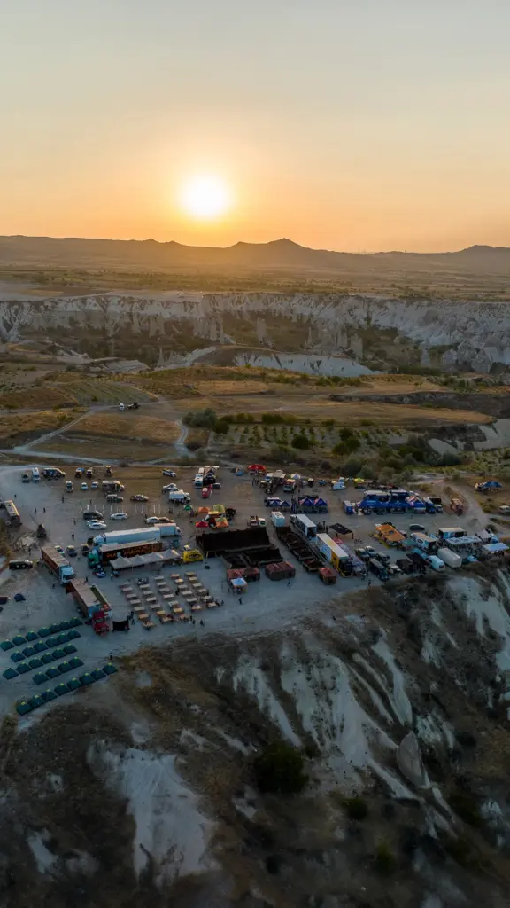 Gün batımında kurulan TransAnatolia kamp alanı, yarışın sosyal ruhunu ve doğayla olan bütünleşmesini gözler önüne seriyor.