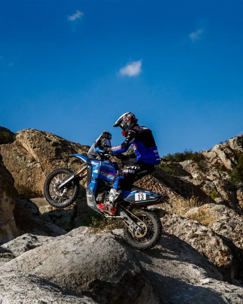 Bir enduro sürücüsü, TransAnatolia’nın kayalık etaplarında teknik sürüş yetenekleriyle mücadele ediyor.
