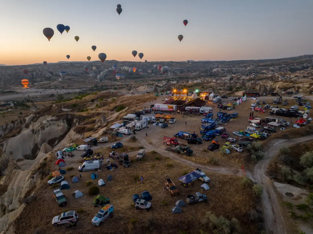 TransAnatolia kamp alanı gün doğumunda Kapadokya semalarında süzülen sıcak hava balonları eşliğinde, yarış ve doğa atmosferini buluşturuyor.