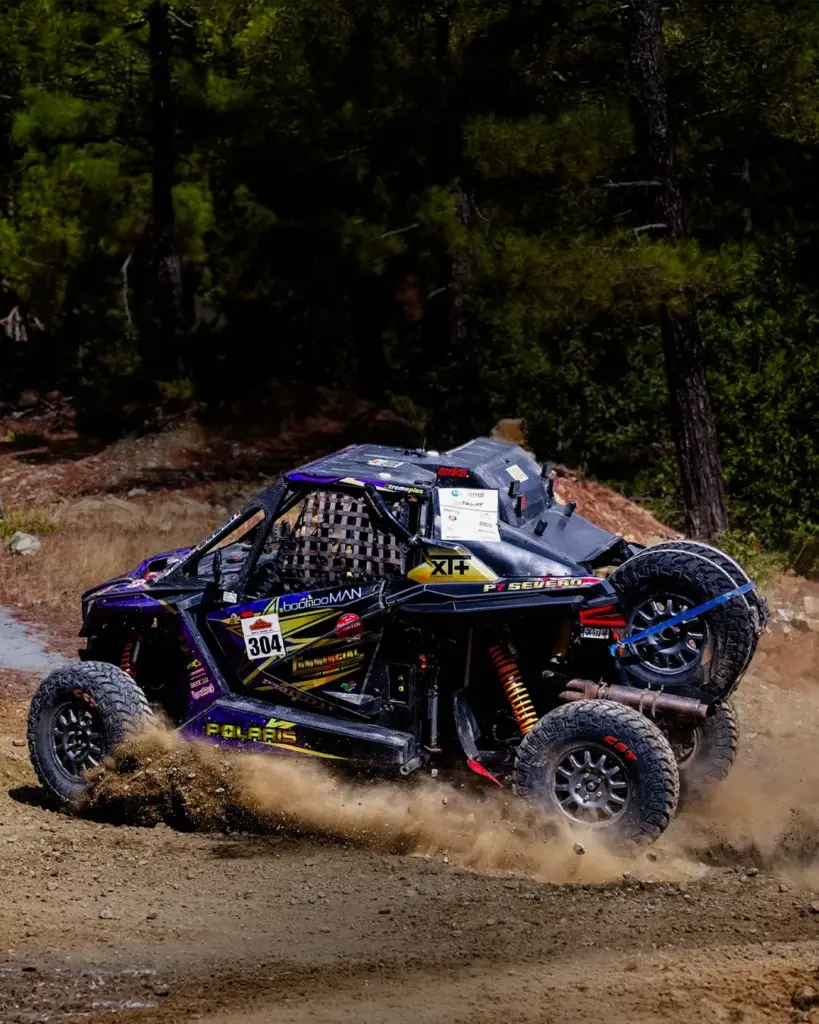 Orman parkurunda hızla ilerleyen Polaris UTV aracı, TransAnatolia'nın zorlu etaplarında performans ve kontrolün sınırlarını zorluyor.