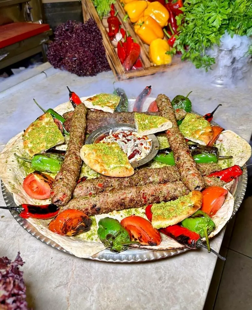 Ağababa Döner – odun ateşinde pişmiş kebap ve döner tabağı, közlenmiş sebzeler ve lavaş ile servis