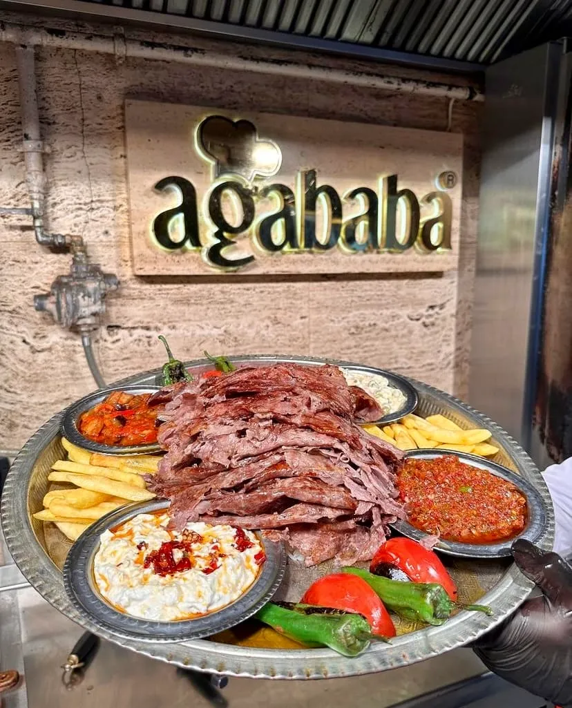 Ağababa Döner yaprak döner porsiyonu – patates kızartması, mezeler ve közlenmiş sebzeler eşliğinde