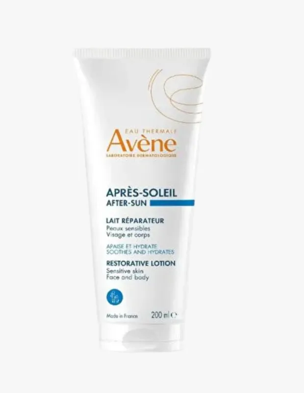Marka Adı: Avene
Ürün Adı: Avene Güneş Sonrası Bakım Losyonu
Ürün Cinsiyeti: Unisex
Ürün Tipi: Losyon
Ürün Sezonsallığı: Yaz
Ürün Çeşidi: Cilt Bakım
Ürün Özellikleri: Termal su bazlı, dermatolojik olarak geliştirilmiş bu akışkan onarıcı losyon, güneş sonrası hassaslaşan yüz ve vücut cildini yatıştırmak ve derinlemesine nemlendirmek için özel olarak formüle edilmiştir. Pro-vitamin E (tokoferol glikozid) ve jojoba yağı sinerjisiyle UV ışınlarının kuruttuğu epidermal bariyeri yağlı bir his bırakmadan hızla yeniden yapılandırır. Fransa'da üretilmiştir ve meyan kökü ekstresi sayesinde güneş sonrası oluşan inflamasyonu ve yanma hissini hafifletmeye yardımcı olur. 200 ml hacmindedir.
Öne Çıkan Detaylar:
- Güneş sonrası hassaslaşan cildi yatıştırır ve derinlemesine nemlendirir
- Termal su ve pro-vitamin E içeren akışkan formülü ile epidermal bariyeri onarır
- Yüz ve vücut kullanımına uygun, ciltte yağlı his bırakmaz
Kimler Kullanıyor?: Güneş ışınlarına maruz kaldıktan sonra cildinde kızarıklık, gerginlik veya kuruluk hisseden, hassas cilt tipine sahip kişilerin kullanımına uygundur. Hem yüz hem de vücut için bütünsel bir bakım arayan, cildini yatıştırmak ve nem dengesini geri kazandırmak isteyen herkes bu dermatolojik losyonu tercih edebilir.