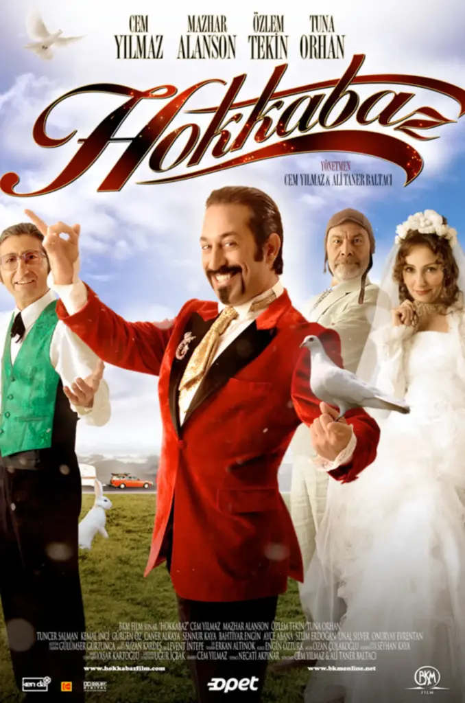 Hokkabaz filminin afişinde, kırmızı smokinli Cem Yılmaz elinde beyaz bir güvercinle neşeyle gülümserken, arkasında gözlüklü ve yeşil yelekli bir adam, kahverengi bereli ciddi ifadeli bir adam ve gelinlik içinde bir kadın yer alıyor; bu görsel, Ayşe Balıbey'in de tavsiye ettiği filmlerden biri.