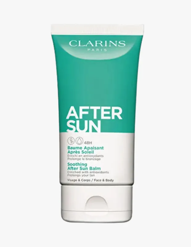 Marka Adı: Clarins
Ürün Adı: Clarins After Sun Yatıştırıcı Balsam
Ürün Cinsiyeti: Belirtilmemiş
Ürün Tipi: Güneş Sonrası Balsamı
Ürün Sezonsallığı: Yaz
Ürün Çeşidi: Cilt Bakım Balsamı
Ürün Özellikleri:
Bu zengin ve kremsi balsam, organik aloe vera ve shea yağının güçlü sinerjisiyle epidermise 48 saat boyunca kesintisiz lipid takviyesi ve derinlemesine nem sağlar. Güneşe maruz kaldıktan sonra oluşan akut gerginlik hissini ve hücresel dehidrasyonu anında sıfırlarken, formülündeki aspir özü sayesinde melanin üretimini optimize ederek bronzluğun ömrünü uzatır ve yoğunlaştırır. Ayrıca E vitamini türevleriyle zenginleştirilmiş yapısıyla UV ışınlarının tetiklediği serbest radikallere karşı güçlü bir antioksidan kalkanı oluşturur. Yüz ve vücut kullanımına uygun olan bu balsam, cildin rahatlamasına ve onarılmasına yardımcı olur.
Öne Çıkan Detaylar:
- 48 saat boyunca kesintisiz lipid takviyesi ve yoğun nemlendirme sunar.
- Cildi anında yatıştırarak güneş sonrası gerginlik hissini ve dehidrasyonu sıfırlar.
- Bronzluğun ömrünü uzatan ve UV kaynaklı hasara karşı koruyan antioksidan etkili formüle sahiptir.
Kimler Kullanıyor?:
Güneşlenme sonrası cildinde oluşan gerginlik ve kuruluğu gidermek, derinlemesine nemlendirmek ve rahatlatmak isteyenler bu yatıştırıcı balsamı tercih edebilir. Bronzluklarının daha uzun süre kalıcı olmasını arzu eden, aynı zamanda cildini antioksidanlarla besleyerek çevresel faktörlere karşı korumayı önemseyen herkes için uygundur. Hem yüz hem de vücut için etkili ve pratik bir bakım arayanlar bu kremsi formülü günlük rutinlerine dahil edebilir.