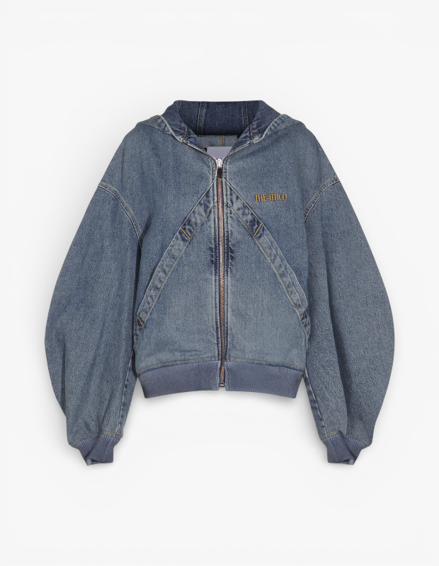 Ürün Cinsiyeti
Kadın

Ürün Tipi
Ceket

Ürün Sezonsallığı
2026 İlkbahar / Yaz

Ürün Çeşidi
Oversize Denim Ceket

Ürün Özellikleri
The Attico Kadın Mavi Oversize Denim Ceket; 2026 İlkbahar / Yaz sezonuna ait, oversize kesimiyle güncel denim trendlerini lüks çizgilerle birleştiren özel bir dış giyim parçasıdır. %100 pamuklu denim kumaştan üretilen ceketin kapüşonlu tasarımı modern ve sportif bir yorum sunar. Fermuarlı ön kapama, günlük kombinlerde pratik kullanım sağlar. Kol ve etek ucunda bulunan ribana detayları cekete dinamik bir doku kazandırırken, nakışlı logo ve 2 adet cepli yapısı hem fonksiyonel hem de stil odaklı bir ifade oluşturur. Oversize formu sayesinde rahat katmanlı kombinlere uygundur ve jean’lerden eteklere kadar farklı alt parçalarla kolayca eşleşir.

Öne Çıkan Detaylar

Kapüşonlu oversize denim kesim

Fermuarlı ön kapama

Kol ve etek ucunda ribanalı detaylar

Nakışlı logo uygulaması

2 adet fonksiyonel cep

%100 pamuk denim

Kimler Kullanıyor?
Günlük kombinlerde güçlü denim ifadelerini, oversized rahatlıkla buluşturmayı sevenler için ideal. Hem sportif hem modern bir estetik yakalamak isteyenlerin casual jean veya eteklerle kolayca kombinleyebileceği şehir stiline uygun bir dış giyim parçasıdır.

The Attico oversize denim ceket; kapüşonlu tasarımı, logo detayları ve geniş kesimiyle modern jean stillerine dikkat çekici bir dokunuş katar.

Oversize denim ceket; kapüşonlu detayları ve fonksiyonel cepleriyle gündelik kombinlere modern bir ifade sağlar.