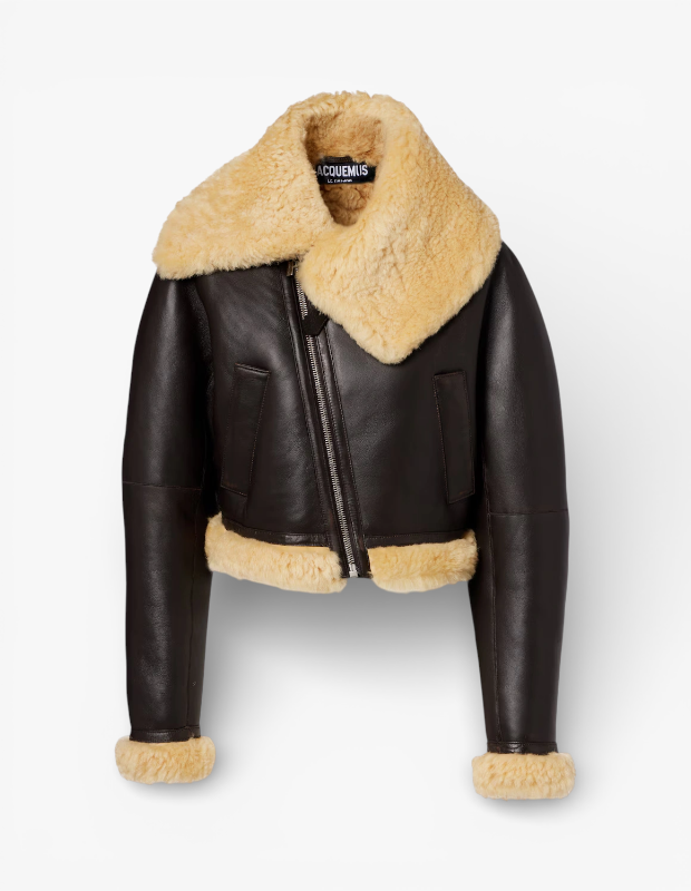 Ürün Cinsiyeti Kadın Ürün Tipi Ceket Ürün Sezonsallığı Sonbahar / Kış Ürün Çeşidi Kahverengi Shearling Detaylı Deri Ceket Ürün Özellikleri Jacquemus Aviatore Kahverengi Deri Ceket; premium lambskin kuzu derisinden üretilmiş, klasik aviator tarzını lüks moda estetiğiyle buluşturan dikkat çekici bir dış giyim parçasıdır. Asimetrik yakası ve geniş shearling (kuzu tüyü) detayları cekete sofistike bir karakter kazandırır, ferah iç yüzey ve yumuşak doku soğuk havalarda ekstra konfor sağlar. Fermuarlı ön kapama tasarımı işlevsellik sunarken, iki adet fonksiyonel cep günlük kullanımda rahatlık sağlar. Straight fit kesimi ve kahverengi deri rengi, jean veya kumaş pantolonlarla güçlü bir kombin ifadesi oluşturur. Parçanın her bir deri dokusu, vintage etkili dikişlerle tasarımın zengin görünümünü tamamlar. Öne Çıkan Detaylar Premium %100 kuzu derisi materyal Shearling detaylı asimetrik yaka Fermuarlı ön kapama 2 adet fonksiyonel cep Kahverengi ton ve klasik aviator estetiği Straight fit kesim Kimler Kullanıyor? Lüks dış giyimde klasik dokular ile modern detayları bir arada arayanlar için ideal bir parça. Soğuk havalı günlerde hem fonksiyonel ısı sağlayan hem de premium stil yaratmayı sevenlerin gardırobuna güçlü bir ifade katar; jean, elbise veya kumaş pantolonla kombine edildiğinde sofistike bir stil ortaya çıkarır. Kahverengi shearling detaylı deri ceket; zengin doku ve asimetrik tasarımıyla sonbahar-kış kombinlerine premium bir dokunuş katar.