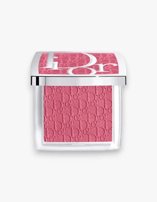 Şeffaf bir ambalaj içinde, üst kapağında büyük gümüş Dior logosu ve pembe zemin üzerinde kabartmalı Dior desenleri bulunan, canlı gül ağacı rengindeki Dior Rosy Glow kompakt allık, ürünün yüzeyinde de aynı kabartmalı logoyu sergiliyor.