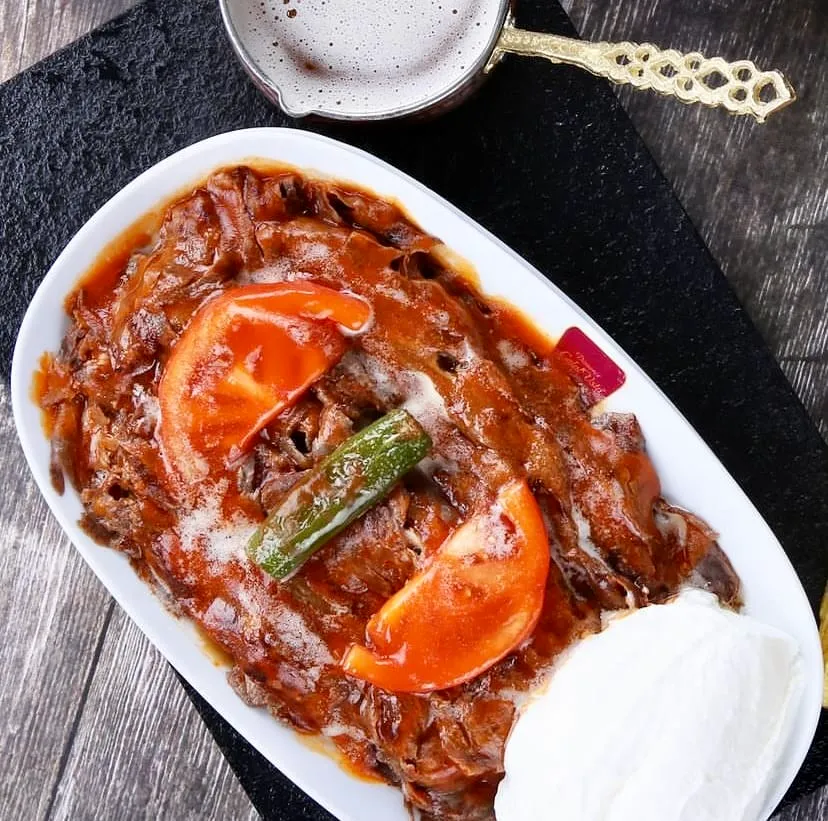 Dönerci Celal Usta iskender porsiyon – yoğurt, tereyağı ve domates sosuyla servis edilmiş İstanbul döneri
