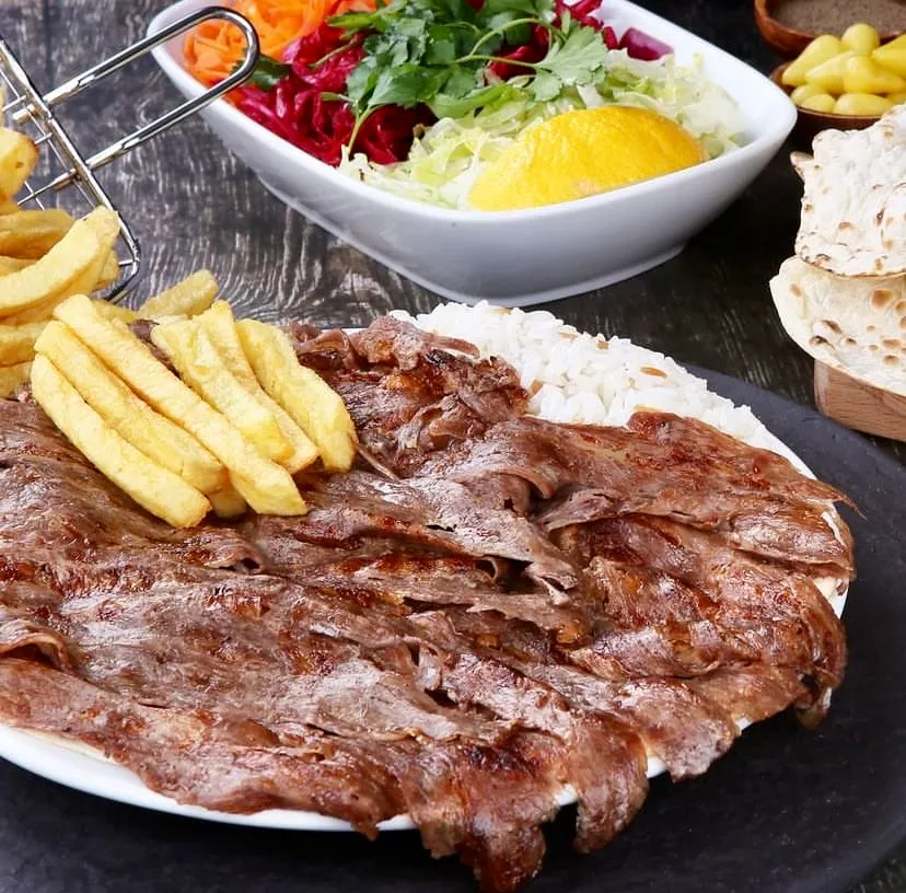 Dönerci Celal Usta pilav üstü döner tabağı – patates kızartması ve salata eşliğinde İstanbul döner servisi
