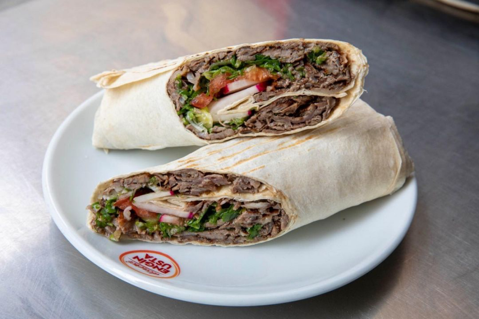 Dönerci Engin Usta Şişhane – Bayburt usulü döner dürüm, yeşillik ve domatesle servis edilmiş