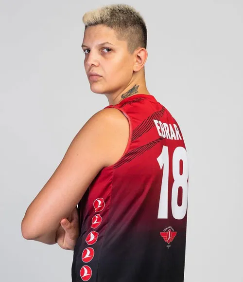 Türk milli voleybolcu Ebrar Karakurt, takım formasıyla kameralara poz veriyor.