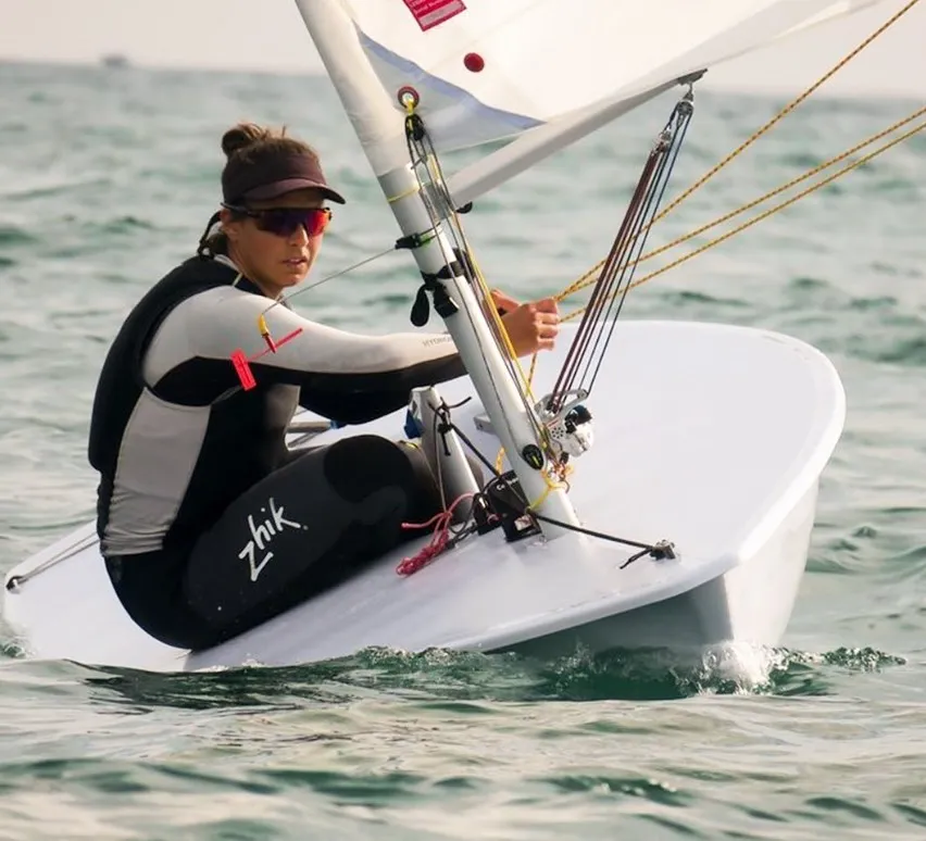Türk milli yelkenci Ecem Güzel, Laser Radial (ILCA 6) sınıfında yarışırken denizde yelkenini kontrol ediyor.