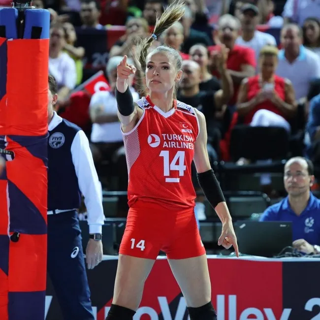 Türk milli voleybolcu ve takım kaptanı Eda Erdem Dündar, maç sırasında takımını yönlendirirken görüntüleniyor.