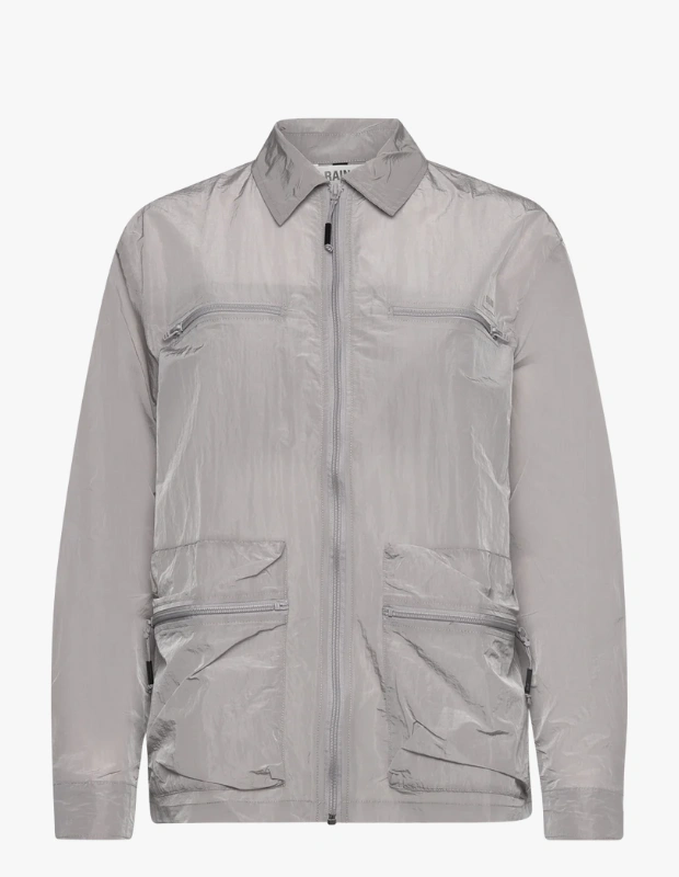 Ürün Cinsiyeti
Unisex

Ürün Tipi
Overshirt / Hafif Ceket

Ürün Sezonsallığı
İlkbahar – Sonbahar

Ürün Çeşidi
Naylon overshirt

Ürün Özellikleri
Rains Kano Overshirt, fonksiyonel dış giyim ile modern şehir stilini bir araya getiren çok yönlü bir tasarımdır. %100 kırışık efektli ince naylon kumaştan üretilen yapısı sayesinde hafiflik ve nefes alabilirlik sunarken, yumuşak dokusuyla gün boyu konfor sağlar. Klasik yakalı formu ve tam fermuarlı ön kapaması, overshirt’i hem ceket hem de gömlek gibi kullanıma uygun hale getirir. Dört adet fermuarlı cep, günlük kullanımda pratik bir depolama alanı sunarken tasarıma teknik bir karakter kazandırır. Minimal, net ve işlev odaklı çizgileriyle katmanlı kombinler için ideal bir tamamlayıcıdır.

Öne Çıkan Detaylar
• %100 kırışık efektli ince naylon kumaş
• Hafif ve nefes alabilir yapı
• Klasik yaka ve tam fermuarlı ön kapama
• Dört adet fermuarlı fonksiyonel cep
• Unisex kesim ve standart beden uyumu
• Günlük ve şehir odaklı modern tasarım

Kimler Kullanıyor?
Günlük giyimde pratiklikten vazgeçmeden modern bir duruş arayan, katmanlı kombinleri seven ve şehir temposuna uyum sağlayan parçaları tercih edenler tarafından kullanılır. Zamansız, sade ve işlevsel tasarımları benimseyen herkes için güçlü bir tamamlayıcıdır.

Hafif naylon yapısı, fonksiyonel cep detayları ve modern overshirt formuyla Rains Kano Overshirt, şehir yaşamı için konforlu ve stil sahibi bir dış giyim alternatifi sunar.