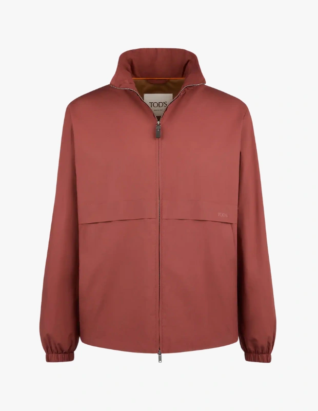Ürün Cinsiyeti
Erkek

Ürün Tipi
Ceket / Windbreaker

Ürün Sezonsallığı
İlkbahar – Sonbahar (geçiş mevsimleri)

Ürün Çeşidi
Pamuklu windbreaker

Ürün Özellikleri
Tod’s imzası taşıyan bu pamuklu windbreaker, şehir yaşamına uyum sağlayan hafif ve rafine bir dış giyim parçası olarak öne çıkar. Doğal pamuklu dokusu sayesinde nefes alabilirlik sunarken, su itici apreyle desteklenen yapısı hafif yağmur ve rüzgâra karşı koruma sağlar. Yüksek yakalı silueti hem fonksiyonel hem de modern bir duruş kazandırır. Minimal çizgiler, kusursuz dikiş detayları ve kaliteli işçilik, ceketi zamansız bir gardırop yatırımı haline getirir. Günlük kombinlerden smart-casual görünümlere kadar geniş bir stil alanında rahatlıkla kullanılabilir.

Öne Çıkan Detaylar
• Hafif ve nefes alabilen pamuklu kumaş
• Su itici yüzey sayesinde pratik kullanım
• Yüksek yaka ile rüzgâra karşı ek koruma
• Zamansız kahverengi ton
• Minimal ve sofistike Tod’s tasarım dili
• Günlük şehir stiline uyumlu yapı

Kimler Kullanıyor?
Günlük stilinde sade ama güçlü parçaları tercih eden, detaylarda kalite arayan erkekler tarafından benimsenir. Şehir temposuna ayak uyduran, fonksiyonellikten ödün vermeden şık görünmek isteyenler için ideal bir dış giyim seçeneğidir. Hem hafta içi hem hafta sonu kombinlerinde doğal bir şıklık sunar.

Hafif pamuklu yapısı ve su itici özelliğiyle Tod’s windbreaker, geçiş mevsimlerinde şehir stiline konforlu ve sofistike bir dokunuş katar.
