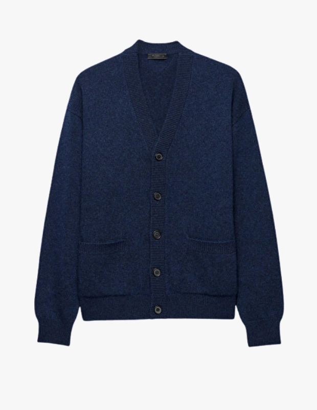 Ürün Cinsiyeti
Erkek

Ürün Tipi
Hırka

Ürün Sezonsallığı
Sonbahar / Kış

Ürün Çeşidi
Oversize Kaşmir Blend Erkek Hırka

Ürün Özellikleri
Prada mavi erkek hırka, lüks kaşmir blend kumaş kullanımı ve oversize kesimiyle sofistike bir stil sunar. Düz örgü yapısı, sade ve zarif bir doku oluştururken standart omuz kesimi modern bir siluet sağlar. Ribanalı örgü manşetler ve etek ucu hırkanın yapısını güçlendirir ve uzun ömürlü kullanım sunar. Ön düğme kapaması pratik giyimi desteklerken, iki adet yamalı cep fonksiyonel detaylar ekler. Prada’nın üçgen örgü logosu, tasarıma marka imzası olarak zarif bir dokunuş katar. Soğuk havalarda sıcak tutan yapısı ve şık detaylarıyla hem iş hem gündelik kombinlerde yüksek kalite hissi sağlar.

Öne Çıkan Detaylar
• Düz örgü kaşmir blend kumaş
• Oversize rahat kesim
• Ribanalı manşetler ve etek ucu
• Ön düğme kapama
• Yamalı cepler
• Prada üçgen örgü logo
• Mavi renk, zengin doku

Kimler Kullanıyor?
Detaylara önem veren, gardırobunda premium parçalar bulundurmaktan hoşlanan erkekler tarafından tercih edilir. Özellikle soğuk havalarda hem konfor hem zarafet arayanlar için ideal bir seçenek sunar; iş ve sosyal yaşamda şık bir katman oluşturur.

Prada mavi kaşmir hırka, oversize kesimi ve kaliteli dokusuyla kış stilinin öne çıkan lüks parçalarından biridir.

