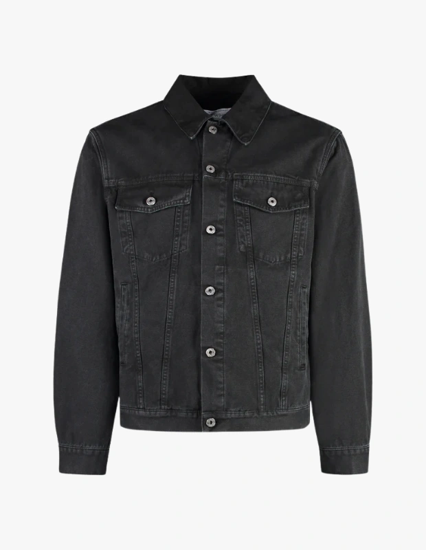 Ürün Cinsiyeti
Erkek

Ürün Tipi
Ceket

Ürün Sezonsallığı
İlkbahar / Yaz

Ürün Çeşidi
Denim Ceket

Ürün Özellikleri
%100 pamuk denim kumaştan üretilen bu ceket, sağlam dokusu ve net duruşuyla Off-White’ın güçlü sokak stilini yansıtır. Polo yaka tasarımı ve düğme kapamalı ön yapısı, klasik denim ceket formunu modern bir yorumla buluşturur. Göğüs ve ön bölümde yer alan toplam dört cep, hem fonksiyonel kullanım sunar hem de cekete karakter kazandırır. Logo nakış detayı ise sade siyah zemin üzerinde markanın imza estetiğini öne çıkarır. Rahat ama derli toplu kalıbıyla, katmanlı kombinlerde mevsim geçişleri için ideal bir tamamlayıcıdır.

Öne Çıkan Detaylar
• %100 pamuk denim kumaş
• Polo yaka ve düğme kapamalı tasarım
• Logo nakışlı modern görünüm
• Dört adet fonksiyonel cep
• İlkbahar/Yaz sezonuna uygun yapı

Kimler Kullanıyor?
Sokak stilini güçlü ve net parçalarla tamamlamayı seven, zamansız denim formlarını modern detaylarla tercih edenler için ideal bir ceket. Günlük kombinlerinde karakterli bir üst katman arayan, basic parçaları iddialı dokunuşlarla dengeleyen stillere kolayca uyum sağlar.

Siyah denim ceketi modern logo detayıyla yeniden yorumlayan bu tasarım, şehir stiline güçlü ve zamansız bir dokunuş katmak isteyenler için dikkat çekici bir parça.
