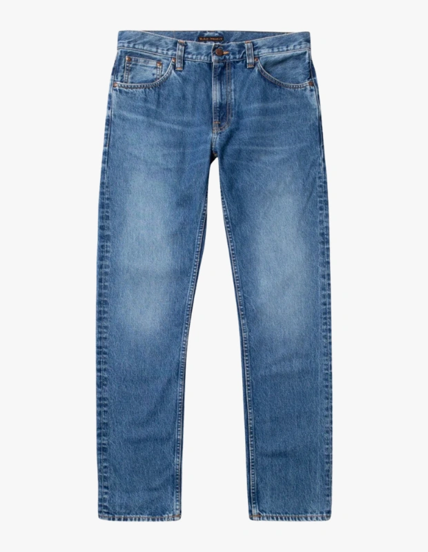 Ürün Cinsiyeti
Erkek

Ürün Tipi
Pantolon

Ürün Sezonsallığı
Dört Mevsim

Ürün Çeşidi
Denim Jean Pantolon

Ürün Özellikleri
%100 organik pamuktan üretilen Gritty Jackson Day Dreamer jean pantolon, 14,9 oz sert denim yapısıyla dayanıklılığı ve zamansız bir duruşu bir araya getirir. Orta mavi tonları, hafif kontrastlı aşınmış alanlar ve mermer efektleriyle dengeli bir görünüm sunarken temiz ve rafine bir karakter sergiler. Regular fit kesimi, orta bel yapısı ve düz paça formu sayesinde klasik jean silüetini korur. Tütün rengi dikişler, bakır kaplamalar ve jakron yama gibi geleneksel detaylar, Nudie Jeans’in özgün denim mirasını vurgular. Günlük kullanıma uygun olduğu kadar, daha özenli kombinlerde de rahatlıkla tercih edilebilecek çok yönlü bir parçadır.

Öne Çıkan Detaylar
• %100 organik pamuk denim
• 14,9 oz sert ve dayanıklı kumaş
• Regular fit, orta bel ve düz bacak formu
• Tütün rengi dikişler ve bakır kaplama detaylar
• Fermuarlı kapama ve jakron yama

Kimler Kullanıyor?
Doğal dokulu denimleri ve sade ama karakterli stilleri tercih edenler için ideal bir jean. Günlük şehir yaşamında konforu ön planda tutarken, zamansız ve temiz bir görünüm arayanların gardırobuna kolayca uyum sağlar. Klasik tişörtlerden gömleklere kadar farklı parçalarla rahatça kombinlenebilir.

Organik pamuklu yapısı, dengeli yıkaması ve klasik kesimiyle bu jean; zamansız stil arayanlar için güçlü, uzun ömürlü ve her sezon kullanılabilir bir denim seçeneği sunar.