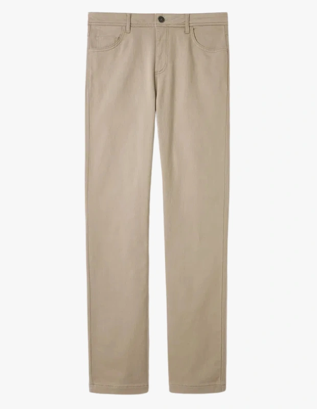 Ürün Cinsiyeti
Erkek

Ürün Tipi
Pantolon

Ürün Sezonsallığı
Dört Mevsim

Ürün Çeşidi
Slim Fit Dokuma Pantolon

Ürün Özellikleri
Pamuk ağırlıklı dokuma kumaşı ve slim fit kalıbıyla tasarlanan bu pantolon, modern ve dengeli bir siluet sunar. Elastan içeren yapısı sayesinde vücuda otururken hareket özgürlüğünü korur; polyester katkısı ise formun gün boyu düzgün kalmasına yardımcı olur. Düz kesimi ve sade görünümüyle hem iş ortamında hem de günlük kullanımda rahatlıkla tercih edilebilecek çok yönlü bir parçadır. Net hatları ve temiz duruşu, gömleklerden polo yaka trikolara kadar pek çok üst giyimle uyum sağlar.

Öne Çıkan Detaylar
• Pamuk ağırlıklı, esnek ve dayanıklı kumaş
• Slim fit kalıp, modern ve temiz siluet
• Düz desen, zamansız görünüm
• Günlük ve ofis kullanımına uygun yapı
• Konforu artıran elastan katkısı

Kimler Kullanıyor?
Sade ama özenli bir stil arayan, gün içinde hem konforu hem de düzgün bir görünümü önemseyenler için ideal bir pantolon. İş hayatında şık, günlük kombinlerde ise zahmetsiz bir duruş isteyenlerin gardırobuna kolayca uyum sağlar.

Bej slim fit pantolon; konforlu yapısı, net kesimi ve çok yönlü kullanımıyla modern erkek gardırobunun temel parçalarından biri.