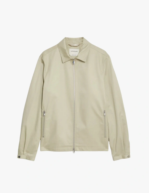 Ürün Cinsiyeti
Erkek

Ürün Tipi
Ceket

Ürün Sezonsallığı
İlkbahar / Sonbahar

Ürün Çeşidi
Harrington Ceket

Ürün Özellikleri
Saf pamuktan üretilen bu Harrington ceket, nefes alabilen yapısı ve zamansız tasarımıyla smart-casual stilin güçlü tamamlayıcılarından biridir. Regular fit kesimi, gün boyu konfor sunarken astarlı yapısı mevsim geçişlerinde ideal bir kullanım sağlar. Fermuarlı ön kapama pratiklik kazandırırken, iki dış fermuarlı cep ve bir iç cep işlevselliği artırır. Manşetlerdeki metal düğme detayları cekete rafine bir görünüm katarken, sade ve dengeli silüeti sayesinde gömlekten trikolara kadar pek çok parçayla kolayca uyum sağlar.

Öne Çıkan Detaylar
• %100 saf pamuk, nefes alabilen kumaş
• Regular fit, rahat ve dengeli kesim
• Fermuarlı ön kapama
• 2 dış fermuarlı cep, 1 iç cep
• Astarlı yapı ile ekstra konfor
• Manşetlerde metal düğme detayı

Kimler Kullanıyor?
Klasik parçaları modern bir yorumla kombinlemeyi seven, şehir hayatında rahat ama özenli bir görünüm arayanlar için ideal bir ceket. Günlük stilinde sade şıklığı tercih edenler, hafta içi ofis kombinlerinden hafta sonu buluşmalarına kadar bu modeli kolayca kullanabilir.

Nefes alabilen pamuk yapısı, zamansız Harrington formu ve fonksiyonel detaylarıyla bu ceket, erkek gardırobunun uzun yıllar keyifle giyilecek temel parçalarından biri.