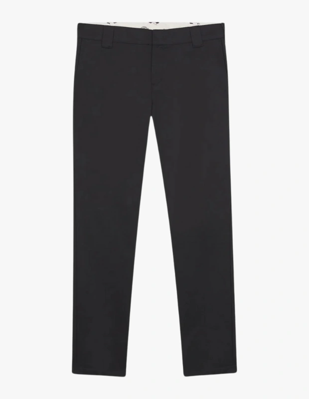 Ürün Cinsiyeti
Erkek

Ürün Tipi
Pantolon

Ürün Sezonsallığı
Dört Mevsim

Ürün Çeşidi
Work Pant / Slim Fit Pantolon

Ürün Özellikleri
Dayanıklılığıyla öne çıkan Dickies 872 Work Pant Rec, markanın imzası haline gelen poli-pamuk karışımlı kumaşıyla uzun ömürlü bir kullanım sunar. Slim fit kesimi sayesinde daha net ve modern bir siluet oluştururken, klasik iş pantolonu estetiğini günlük stile uyarlayan dengeli bir duruş sergiler. Nefes alabilen pamuk ve formunu koruyan polyester karışımı, gün boyu konfor sağlarken hareket özgürlüğünden ödün vermez. Ön ve arka cepleriyle fonksiyonel bir yapı sunan model, arka cep üzerindeki ikonik Dickies etiketiyle karakterini tamamlar. Hem şehir yaşamında hem de yoğun tempolu günlerde güvenle tercih edilebilecek çok yönlü bir pantolondur.

Öne Çıkan Detaylar
• Dayanıklı poli-pamuk karışımlı kumaş
• Slim fit, modern kesim
• 2 yan cep, 2 arka cep
• İkonik Dickies etiket detayı
• Günlük ve iş stiline uyumlu yapı
• Bangladeş üretimi

Kimler Kullanıyor?
Fonksiyonelliği stilinin merkezine alan, sade ama güçlü bir görünüm arayanlar için ideal bir parça. Günlük şehir temposunda rahatlık isteyen, aynı zamanda klasik workwear çizgisinden vazgeçmeyenler bu pantolonu kolayca stiline dahil edebilir.

Dayanıklı yapısı, zamansız kesimi ve işlevsel detaylarıyla Dickies 872 Work Pant; modern erkek gardırobunun güvenilir ve kurtarıcı pantolonlarından biri.

