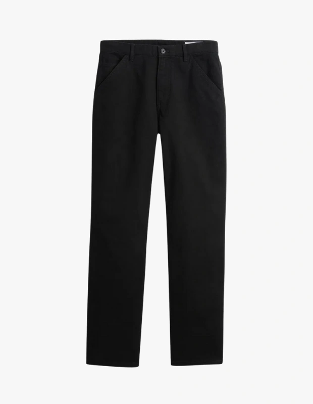 Ürün Cinsiyeti
Erkek

Ürün Tipi
Pantolon

Ürün Sezonsallığı
Dört Mevsim

Ürün Çeşidi
Relaxed Straight Utility Pantolon

Ürün Özellikleri
%100 pamuktan üretilen bu siyah utility pantolon, yumuşak dokusu ve rahat kesimiyle gün boyu konfor sunar. Orta bel yapısı ve relaxed straight kalıbı sayesinde vücutta doğal bir silüet oluştururken, ne fazla bol ne de dar bir duruş sergiler. Fermuar ve düğme kapamalı ön tasarımı pratik kullanım sağlarken, ön yan cepler ve arka yama cepler fonksiyonelliği artırır. Dayanıklı pamuk kumaşı, günlük şehir temposuna uyum sağlarken modern ve sade stil anlayışıyla kolayca kombinlenebilir. Hem hafta içi hem hafta sonu kullanımına uygun, zamansız bir gardırop parçasıdır.

Öne Çıkan Detaylar
• %100 pamuk, yumuşak ve dayanıklı kumaş
• Relaxed straight kesim, rahat silüet
• Orta bel yapısı
• Fermuar ve düğme kapama
• Ön yan cepler ve arka yama cepler

Kimler Kullanıyor?
Rahatlığı stilinin merkezine alan, fonksiyonel detaylardan hoşlanan ve günlük kombinlerinde zahmetsiz bir şıklık arayanlar için ideal bir pantolon. Günlük şehir yaşamında, hafta sonu planlarında ya da casual ofis kombinlerinde konforu korurken sade ve modern bir görünüm isteyenlerin stiline uyum sağlar.

Rahat kesimi, pamuklu yapısı ve zamansız tasarımıyla bu utility pantolon; uzun süre kullanılabilecek, her döneme uyum sağlayan güçlü bir temel parça sunar.