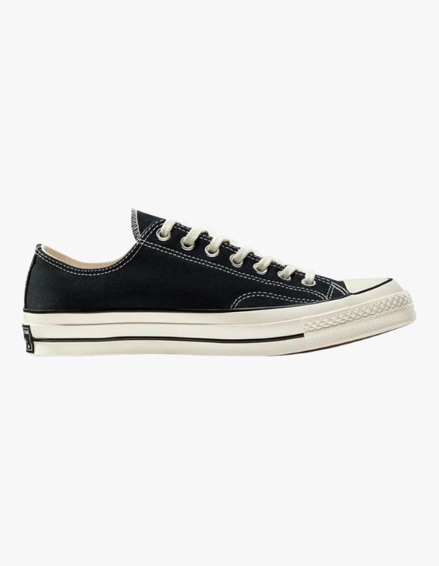 Ürün Cinsiyeti
Unisex

Ürün Tipi
Sneaker

Ürün Sezonsallığı
Dört Mevsim

Ürün Çeşidi
Kanvas Low-Top Sneaker

Ürün Özellikleri
Chuck 70, Converse’in ikonik mirasını modern konfor detaylarıyla buluşturan zamansız bir sneaker modelidir. 1970’lerden ilham alan tasarımı, daha kalın ve dayanıklı kanvas üst yüzeyiyle öne çıkarken kauçuk bantlama ve güçlendirilmiş dikiş detayları uzun ömürlü bir kullanım sunar. OrthoLite iç tabanı ekstra yastıklama sağlayarak gün boyu konforu artırır. Vintage etiketli topuk detayı ve klasik silüetiyle basketbol sahalarından müzik kültürüne uzanan güçlü stil geçmişini günümüz sokak modasına taşır.

Öne Çıkan Detaylar
• Dayanıklı ve kalın kanvas üst yüzey
• OrthoLite iç taban ile artırılmış konfor
• 35 mm kauçuk bantlama
• Güçlendirilmiş, dikişli dil yapısı
• Vintage topuk etiketi ve ikonik Chuck 70 silüeti

Kimler Kullanıyor?
Zamansız sneaker’ları stilinin merkezine alan, klasik parçaları modern kombinlerle yorumlamayı sevenler için güçlü bir seçenek. Günlük şehir stilinden hafta sonu kombinlerine, jean’den elbiseye kadar geniş bir kullanım alanı sunarak rahatlığı ve karakterli bir duruşu bir arada isteyenlere hitap eder.

Chuck 70 sneaker; ikonik tasarımı, dayanıklı yapısı ve konfor odaklı detaylarıyla sneaker kültürünün vazgeçilmez, zamansız parçalarından biri.
