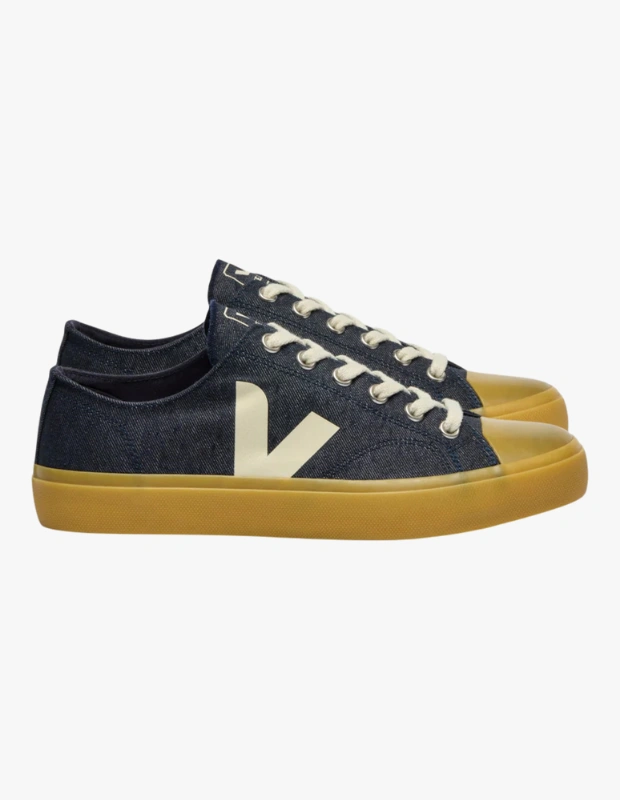 Ürün Cinsiyeti
Erkek

Ürün Tipi
Sneaker

Ürün Sezonsallığı
Dört Mevsim

Ürün Çeşidi
Düşük Bilek (Low-Top) Günlük Sneaker

Ürün Özellikleri
WATA II Low, VEJA’nın sürdürülebilirlik odaklı yaklaşımını günlük stile taşıyan zamansız bir sneaker modelidir. Üst yüzeyi geri dönüştürülmüş pamuk ve polyesterden üretilen denim kumaştan oluşur; bu yapı hem nefes alabilirlik hem de dayanıklılık sunar. Organik pamuklu astar ve bağcıklar ayağa doğal bir temas hissi verirken, biyo-kaynaklı ve geri dönüştürülmüş bileşenlerden oluşan iç taban gün boyu konfor sağlar. Amazon kauçuğu içeren dış taban, sağlam tutuş ve uzun ömürlü kullanım sunar. Adil ticaret prensipleriyle yetiştirilen pamuklar ve çevreye duyarlı üretim süreci, modeli yalnızca şık değil aynı zamanda sorumlu bir tercih haline getirir.

Öne Çıkan Detaylar
• Geri dönüştürülmüş pamuk ve polyester denim üst yüzey
• %100 organik pamuk astar ve bağcıklar
• Amazon kauçuğu ve biyo-kaynaklı EVA içeren konforlu iç taban
• Dayanıklı ve güçlü tutuş sağlayan kauçuk dış taban
• Nikel içermeyen metal bağlama delikleri
• Adil ticaret ve sürdürülebilir üretim yaklaşımı

Kimler Kullanıyor?
Doğaya duyarlı seçimleri stilinin bir parçası haline getiren, sade ama karakterli sneaker’ları günlük kombinlerinde kullanmayı sevenler için ideal. Şehir temposunda rahatlık ararken etik üretimi önemseyen, jean’lerden chino pantolonlara kadar geniş bir gardıropla uyum yakalamak isteyenlerin stiline doğal bir şekilde eşlik eder.

VEJA WATA II Low, sürdürülebilir denim yapısı ve konforlu tabanıyla günlük kullanıma uygun, çevre dostu ve zamansız bir sneaker alternatifi sunar.