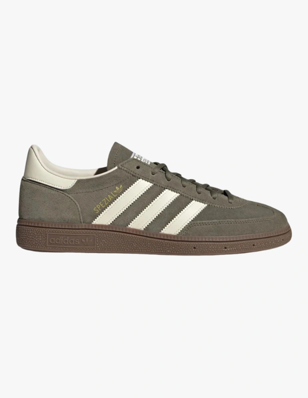 Ürün Cinsiyeti
Erkek

Ürün Tipi
Sneaker

Ürün Sezonsallığı
Dört Mevsim

Ürün Çeşidi
Günlük Spor Sneaker

Ürün Özellikleri
İlk kez 1979 yılında salon sporları için tasarlanan Handball Spezial, bugün sokak stilinin ikonik parçalarından biri olarak öne çıkıyor. Pamuk örgü saya ile yumuşak deri detayların bir araya geldiği üst yüzeyi, hem konforlu hem de karakterli bir görünüm sunar. Toprak tonlarındaki renk paleti, günlük kombinlerden daha özenli şehir stillerine kadar geniş bir kullanım alanı sağlar. Sentetik astarı ayağı gün boyu desteklerken, kauçuk dış tabanı sağlam zemin tutuşu ve dayanıklılık sunar. Zamansız silüetiyle sportif mirası modern yaşamla buluşturan güçlü bir sneaker yorumudur.

Öne Çıkan Detaylar
• Pamuk örgü saya ve deri detaylar
• Normal kalıp, rahat kullanım
• Bağcıklı kapanış
• Sentetik astar ile konforlu iç yapı
• Dayanıklı ve tutuş sağlayan kauçuk dış taban
• İkonik, zamansız Handball Spezial tasarımı

Kimler Kullanıyor?
Spor mirasını günlük stiline taşımayı seven, rahatlığı kadar tasarımı da önemseyenler için ideal bir sneaker. Jean’lerden chino pantolonlara kadar farklı kombinlerle uyum sağlayan bu model, şehir hayatında aktif ve stil sahibi bir duruş arayanların favorisi olmaya aday.

Adidas Handball Spezial sneaker; köklü spor geçmişi, konforlu yapısı ve zamansız tasarımıyla günlük gardırobun güçlü ve karakterli tamamlayıcılarından biri.