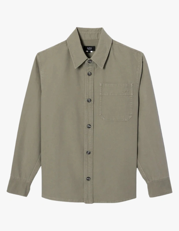 Ürün Cinsiyeti
Erkek

Ürün Tipi
Üst Giyim

Ürün Sezonsallığı
Geçiş Mevsimi / Dört Mevsim

Ürün Çeşidi
Overshirt Ceket

Ürün Özellikleri
A.P.C. Basile Brodée overshirt erkek ceket, klasik denim dokusunu modern ve rahat bir siluetle yeniden yorumlar. Organik ve geri dönüştürülmüş pamuktan üretilen hafif denim kumaşı sayesinde gün boyu konfor sunarken, sürdürülebilir üretim anlayışıyla da öne çıkar. Loose fit kesimi hareket özgürlüğü sağlarken katmanlı kombinler için ideal bir yapı oluşturur. Göğüs kısmındaki işlemeli “A.P.C.” detayı tasarıma sade ama karakterli bir vurgu katarken, arka bölümde yer alan askı detayı fonksiyonel bir tamamlayıcıdır. Minimal çizgileri ve zamansız formu sayesinde hem günlük hem de daha özenli kombinlere kolayca uyum sağlar.

Öne Çıkan Detaylar
• Organik ve geri dönüştürülmüş pamuktan üretilmiş denim kumaş
• Hafif ve nefes alabilen yapı
• Loose fit rahat kesim
• Göğüste işlemeli A.P.C. logosu
• Tek göğüs cebi
• Arka kısımda askı detayı
• Katmanlı stil için ideal form

Kimler Kullanıyor?
Rahat kesimleri, sade ama güçlü tasarımları ve bilinçli üretim yaklaşımını stilinin bir parçası olarak görenler için tasarlanmış bir overshirt. Günlük şehir stilinde zahmetsiz şıklık arayan, denim parçaları modern bir çizgide kullanmayı seven herkesin gardırobunda kendine kolayca yer bulur.

A.P.C. Basile Brodée overshirt erkek ceket, sürdürülebilir denim kumaşı, loose fit kesimi ve minimalist detaylarıyla modern şehir stiline zamansız bir dokunuş katar.