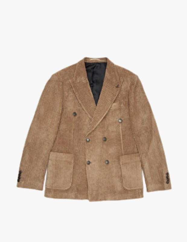 Ürün Cinsiyeti
Erkek

Ürün Tipi
Üst Giyim

Ürün Sezonsallığı
Sonbahar / Kış

Ürün Çeşidi
Blazer Ceket

Ürün Özellikleri
Beymen Club deve tüyü kruvaze kadife blazer, güçlü silüeti ve sofistike dokusuyla klasik erkek gardırobuna modern bir yorum getirir. Kadife kumaşın derin ve mat parlaklığı, kruvaze kesimle birleşerek zamansız ama iddialı bir duruş sunar. Kırlangıç yaka detayı cekete şık bir karakter kazandırırken, logo dokunuşu tasarıma ince bir imza ekler. Polyester ve elastan karışımlı kumaşı sayesinde formunu koruyan yapı, gün boyu konforlu bir kullanım sağlar. Üç dış cep ve bir iç cep ile hem fonksiyonel hem de dengeli bir tasarıma sahiptir. Özel günlerden şehirli akşam kombinlerine kadar geniş bir kullanım alanı sunar.

Öne Çıkan Detaylar
• Kruvaze kesim kadife blazer tasarım
• Kırlangıç yaka ile güçlü ve klasik duruş
• Logo detaylı, rafine görünüm
• 3 dış cep, 1 iç cep ile fonksiyonel yapı
• %98 polyester, %2 elastan kumaş
• Sonbahar/Kış sezonuna uygun tok doku

Kimler Kullanıyor?
Klasik şıklığı modern dokunuşlarla tamamlamayı seven, stilinde güçlü ve net bir duruş arayanlar tarafından tercih edilir. Özenli kombinlerden hoşlanan, akşam davetlerinden şehirli buluşmalara kadar tek parça ile etkili bir görünüm yaratmak isteyenler için ideal bir seçenektir.

Beymen Club kruvaze kadife blazer, güçlü kesimi ve sofistike dokusuyla sonbahar ve kış kombinlerine zamansız, şık ve iddialı bir karakter kazandırır.
