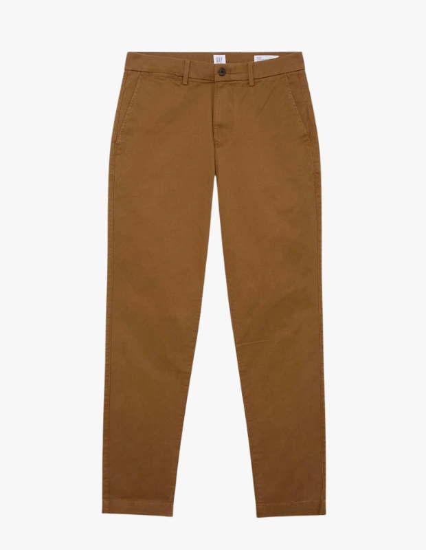 Ürün Cinsiyeti
Erkek

Ürün Tipi
Alt Giyim

Ürün Sezonsallığı
Dört Mevsim

Ürün Çeşidi
Chino / Khaki Pantolon

Ürün Özellikleri
Gap’in Slim Fit GapFlex khaki pantolonu, klasik chino stilini modern konforla buluşturan çok yönlü bir parçadır. Pamuk ağırlıklı dokuma kumaşı, nefes alabilir yapısıyla gün boyu rahat bir kullanım sunarken GapFlex streç teknolojisi sayesinde hareket özgürlüğü sağlar. Özel streç bel bandı, bele uyum sağlayarak ekstra konfor kazandırır. Slim fit kesimi bacak hattını dengeli şekilde sarar ve temiz, modern bir siluet oluşturur. Düğmeli ve fermuarlı kapaması, önde ve arkada yer alan ceplerle tamamlanarak hem fonksiyonel hem de zamansız bir tasarım sunar. Kahverengi tonu, casual ve smart-casual kombinlerde kolayca uyum sağlar.

Öne Çıkan Detaylar
• GapFlex streç dokuma kumaş
• Özel streç bel bandı ile artırılmış konfor
• Slim fit, modern ve net siluet
• Pamuk ağırlıklı, nefes alabilir yapı
• Düğme ve fermuar kapama
• Ön ve arka cepler

Kimler Kullanıyor?
Günlük şıklığını konforla birleştirmeyi sevenler tarafından tercih edilir. Ofisten hafta sonu kombinlerine kadar geniş bir kullanım alanı sunan, gömlekle daha klasik ya da tişörtle daha rahat bir görünüm elde etmek isteyenler için ideal bir pantolondur.

GapFlex streç yapılı slim fit khaki pantolon, pamuklu dokusu ve modern kesimiyle gün boyu konfor sunarken zamansız bir stilin temel parçası olur.
