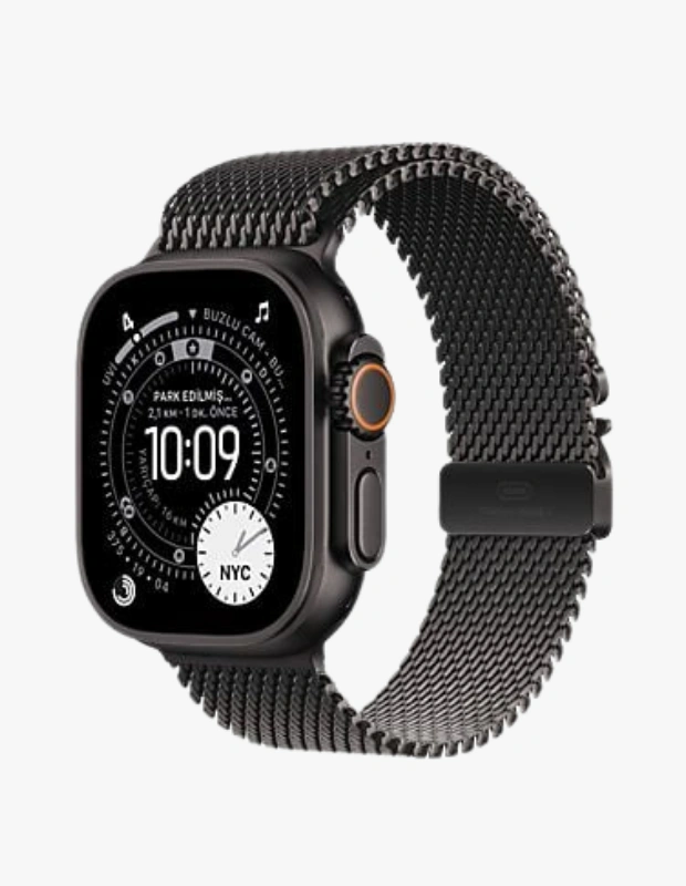 Ürün Cinsiyeti
Unisex

Ürün Tipi
Akıllı Saat

Ürün Sezonsallığı
Dört Mevsim

Ürün Çeşidi
Premium Akıllı Saat

Ürün Özellikleri
Apple Watch Ultra 3, dayanıklılık, performans ve günlük kullanım kolaylığını bir arada sunan üst seviye bir akıllı saattir. 49 mm Black Titanium kasası güçlü ve hafif bir yapı sağlar; Always-On Retina ekran ile bildirimlere, uygulamalara ve sağlık verilerine kolay erişim sunar. Apple S10 SiP ile hızlı ve akıcı performans verirken 64 GB depolama alanı uygulamalar, müzik ve veriler için geniş yer sağlar. GPS + Cellular desteğiyle saat üzerinden bağlantı kurabilir, Wi-Fi ve Bluetooth özellikleriyle cihazlarla sorunsuz eşleşir. Kalp ritmi, konum, spor aktiviteleri ve diğer sağlıklı yaşam ölçümleri gibi sensörlerle donatılmıştır. Suya dayanıklı yapısı ve uzun pil ömrü günlük hayatta geniş kullanım sağlar.

Öne Çıkan Detaylar
• 49 mm Black Titanium kasa (Dayanıklı ve hafif)
• Apple S10 SiP işlemci – hızlı performans
• 64 GB depolama alanı
• Always-On Retina ekran
• GPS + Cellular desteği ile bağlantı özellikleri
• Sağlık ve aktivite sensörleri (kalp ritmi, vs.)
• Suya dayanıklı & iOS uyumlu

Kimler Kullanıyor?
Teknoloji ve sağlık takibini günlük yaşamının bir parçası hâline getiren, hem spor hem şehir yaşamında akıllı saatten yüksek performans ve bağlantı özellikleri bekleyen kullanıcılar için ideal bir tercihtir. iPhone ile kusursuz uyum sağlayarak günlük aktiviteleri, mesajlaşmayı ve uygulama kullanımını tek bir cihazdan yönetmek isteyenler tarafından tercih edilir.

Apple Watch Ultra 3, dayanıklı titanium kasası, güçlü işlemcisi ve kapsamlı bağlantı / sağlık özellikleriyle premium akıllı saat deneyimi sunar.
