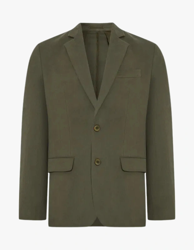 Ürün Cinsiyeti
Erkek

Ürün Tipi
Üst Giyim

Ürün Sezonsallığı
Dört Mevsim

Ürün Çeşidi
Blazer Ceket

Ürün Özellikleri
Mudo regular fit blazer ceket, klasik erkek giyiminin zamansız çizgisini modern ve rahat bir kalıpla birleştirir. Pamuk ağırlıklı kumaşı sayesinde nefes alabilirlik sunarken, elastan içeriği hareket özgürlüğü ve gün boyu konfor sağlar. Çift düğmeli kapaması ve dengeli kesimi, ceketin vücuda doğal bir şekilde oturmasına yardımcı olur. Düz ve sade tasarımı, hem klasik kombinlerde hem de spor-şık stillerde kolayca uyum sağlar. Cep detayları fonksiyonel kullanım sunarken, haki rengi cekete sofistike ve şehirli bir karakter kazandırır.

Öne Çıkan Detaylar
• Regular fit kalıp ile rahat ve dengeli duruş
• Çift düğmeli klasik blazer tasarım
• %98 pamuk, %2 elastan kumaş yapısı
• Günlük ve klasik kombinlere uyumlu sade stil
• Fonksiyonel cep detayları
• Dört mevsim kullanıma uygun yapı

Kimler Kullanıyor?
Klasik giyimden vazgeçmeden stilini güncel tutmak isteyen, iş hayatında olduğu kadar günlük şehir kombinlerinde de blazer ceket tercih edenler tarafından kullanılır. Gömlek ve kumaş pantolonla düzenli bir görünüm arayanların yanı sıra, jean ve tişörtle daha rahat ama özenli bir stil yakalamak isteyenler için de ideal bir parçadır.

Pamuk ağırlıklı kumaşı ve zamansız tasarımıyla Mudo haki blazer ceket, klasik ve spor-şık kombinler için dört mevsim kullanılabilecek güçlü bir gardırop parçasıdır.