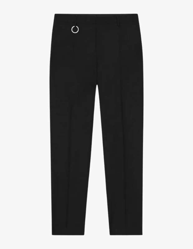 Ürün Cinsiyeti
Erkek

Ürün Tipi
Alt Giyim

Ürün Sezonsallığı
Dört Mevsim

Ürün Çeşidi
Klasik / Takım Pantolonu

Ürün Özellikleri
Études Studio Wool Straight Suit Erkek Pantolon, zamansız terzilik anlayışını çağdaş detaylarla birleştiren güçlü bir gardırop parçasıdır. Orta bel yüksekliği ve düz paça kesimi, dengeli ve net bir siluet sunarak hem klasik hem modern kombinlere uyum sağlar. Yün ve polyester karışımlı kumaşı, formunu koruyan yapısıyla gün boyu konforlu bir kullanım sunarken, sofistike bir duruş yaratır. Fermuarlı fly ve gizli çıtçıtlı bel kapanışı, pantolona temiz ve minimal bir görünüm kazandırır. Pipetli arka cepler klasik takım estetiğini desteklerken, bel kuşağındaki ikonik anahtarlık detayı tasarıma karakteristik bir imza ekler. Portekiz’de üretilen bu pantolon, kalite ve detay odaklı bir yaklaşımın sonucudur.

Öne Çıkan Detaylar
• Yün ve polyester karışımlı dayanıklı kumaş
• Düz paça, regular fit kesim
• Orta bel (medium rise) yapı
• Fermuarlı fly ve gizli çıtçıtlı bel kapanışı
• Pipetli arka cepler
• Bel kuşağında Études Studio imzalı anahtarlık detayı
• Portekiz üretimi

Kimler Kullanıyor?
Net çizgileri, sade ama güçlü detayları tercih edenler için ideal bir pantolondur. Takım şıklığını modern bir yorumla tamamlamak isteyen, stilinde minimal ama karakterli parçalara yer verenler tarafından günlük şehir hayatından özel davetlere kadar farklı ortamlarda rahatlıkla kullanılır.

Études Studio yün karışımlı düz kesim erkek pantolon, zamansız silueti ve modern detaylarıyla klasik takım stilini çağdaş bir çizgiyle tamamlar.
