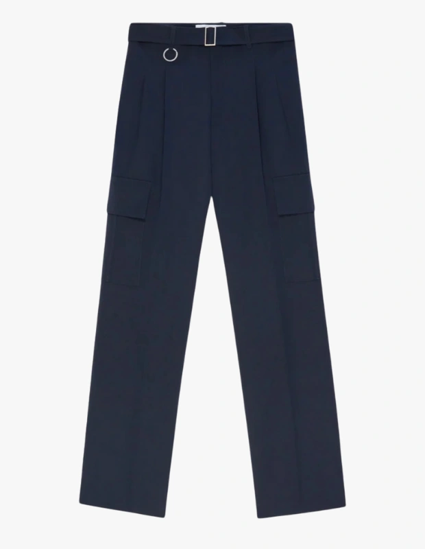 Ürün Cinsiyeti
Erkek

Ürün Tipi
Pantolon

Ürün Sezonsallığı
Dört Mevsim

Ürün Çeşidi
Cargo Detaylı Loose Fit Kumaş Pantolon

Ürün Özellikleri
Études Studio Suit Pant Cargo Pockets, klasik terzilik detaylarını modern cargo estetiğiyle bir araya getiren güçlü bir tasarıma sahiptir. %55 polyester ve %45 virgin yün karışımlı kumaşı sayesinde formunu korurken konforlu bir kullanım sunar. Ön bölümde yer alan tek dikişli plise detayları pantolona yapı kazandırırken, loose fit kesimi rahat ve çağdaş bir siluet oluşturur. Her iki bacakta bulunan kapaklı yama cepler ve pipetli arka cepler fonksiyonelliği artırır. Çıkarılabilir kemer detayı kullanım esnekliği sağlarken, kemer halkasına eklenen Études Studio logolu anahtarlık tasarıma karakteristik bir imza ekler. Günlük stil ile modern şehir şıklığı arasında dengeli bir geçiş sunan bu pantolon, kuru temizleme ile bakım gerektirir.

Öne Çıkan Detaylar
• %55 polyester, %45 virgin yün karışımı kumaş
• Loose fit rahat kesim
• Ön plise dikiş detayları
• Her iki bacakta kapaklı cargo cepler
• Pipetli arka cepler
• Çıkarılabilir kemer
• Études Studio logolu anahtarlık detayı
• Portekiz üretimi

Kimler Kullanıyor?
Modern, rahat ama güçlü bir siluet arayan; klasik parçaları çağdaş detaylarla kombinlemeyi seven erkekler için tasarlanmıştır. Günlük şehir hayatında stilinden ödün vermeden konfor arayanlar tarafından tercih edilir.

Études Studio cargo pantolon, loose fit kesimi ve terzilik detaylarıyla modern erkek gardırobuna sofistike bir alternatif sunar.
