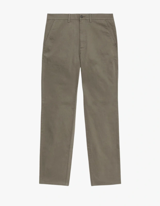 Ürün Cinsiyeti
Erkek

Ürün Tipi
Alt Giyim

Ürün Sezonsallığı
Dört Mevsim

Ürün Çeşidi
Chino Pantolon

Ürün Özellikleri
Marks & Spencer erkek chino pantolon, pamuklu ve esnek kumaş yapısıyla gün boyu konfor sunarken şık bir siluet yaratır. Regular fit kesimi sayesinde ne çok dar ne de çok bol bir duruş sergileyerek dengeli ve modern bir görünüm sağlar. Stretch özelliği hareket özgürlüğünü artırırken, kahverengi rengiyle hem casual hem de akıllı günlük kombinlere kolayca uyum sağlar. Gömlek, triko ya da basic tişörtlerle rahatlıkla kombinlenebilen bu chino pantolon, zamansız stilin güçlü parçalarından biridir.

Öne Çıkan Detaylar
• Pamuklu ve esnek kumaş yapısı
• Regular fit, rahat ve dengeli kesim
• Günlük ve akıllı-casual stile uygun tasarım
• Hareket özgürlüğü sunan stretch yapı
• Zamansız kahverengi renk

Kimler Kullanıyor?
Günlük stilinde rahatlıkla şıklığı bir arada arayan, klasik parçaları modern bir çizgide kullanmayı sevenler tarafından tercih edilir. Ofiste daha rahat günlerden hafta sonu kombinlerine kadar farklı ortamlarda zahmetsiz bir stil sunar.

Pamuklu ve esnek yapısıyla Marks & Spencer erkek chino pantolon, regular fit kesimi ve zamansız rengiyle akıllı günlük kombinlerin vazgeçilmez parçası.