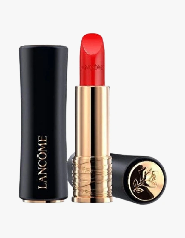 Ürün Detayı
Ürün Cinsiyeti:
Kadın
Ürün Tipi:
Kozmetik
Ürün Sezonsallığı:
Dört Mevsim
Ürün Çeşidi:
Ruj
Ürün Özellikleri
Lancôme L’Absolu Rouge Cream ruj, yoğun rengi uzun süreli konforla buluşturan ikonik bir formül sunar. Krem yapısı dudaklara pürüzsüz bir şekilde yayılırken, mat bitişiyle net ve çarpıcı bir görünüm sağlar. El hasadıyla toplanmış üç gül özünden elde edilen %30 nemlendirici gül balsamı ve hyaluronik asit ile zenginleştirilen formülü, dudaklarda 18 saate kadar süren rahatlık hissi sunar. Canlı kırmızı tonu, tek sürüşte yoğun renk verirken lüks bakım etkisiyle dudakları gün boyu konforlu tutar. Fransa’da üretilen bu ruj, zamansız ve sofistike bir makyaj deneyimi için tasarlanmıştır.
Öne Çıkan Detaylar
18 saate kadar süren konfor
Krem form ve mat bitiş
Yoğun ve canlı renk etkisi
Gül balsamı ve hyaluronik asit ile nemlendirici bakım
Tek sürüşte yüksek pigmentasyon
Fransa üretimi lüks tasarım
Kimler Kullanıyor?
Bu ruj; dudak makyajında yoğun renk ve konforu bir arada arayan, gün boyu kalıcılıktan ödün vermeden bakımlı bir görünüm isteyenler tarafından tercih ediliyor. Zamansız kırmızı tonlarla güçlü bir ifade yaratmayı sevenler için ideal bir seçenek sunuyor.
Lancôme L’Absolu Rouge Cream kırmızı ruj; krem formu, mat bitişi ve 18 saate kadar süren nemlendirici konforuyla yoğun ve kalıcı renk sunar.