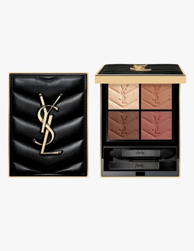 Ürün Cinsiyeti
Kadın
Ürün Tipi
Göz Farı Paleti
Ürün Sezonsallığı
Dört Mevsim
Ürün Çeşidi
Far Paleti (4 Renk) – Premium Makyaj Ürünü
Ürün Özellikleri
Yves Saint Laurent Couture Mini Clutch ikonik couture esintisini göz makyajına taşıyan lüks bir far paletidir. Zarif kapitone ambalajıyla mini clutch formunda sunulan bu palet, mat, saten, metalik ve ışıltılı bitişli 4 farklı ton içerir; bu sayede hem doğal günlük görünümler hem de dramatik gece makyajları oluşturmayı kolaylaştırır. Formülü yüksek pigmentli, yumuşak ve konforlu olurken, göz çevresinde ağırlık yapmadan tüm gün kalıcı performans sağlar. Değerli yağların zenginleştirdiği içerik yapısı sayesinde göz çevresi daha pürüzsüz ve canlı bir ifade kazanır. Paletin ton yelpazesi, nude’dan çarpıcı renklere kadar geniş bir skala sunar ve farklı makyaj stilleri yaratma esnekliği sağlar.
Öne Çıkan Detaylar
Couture ilhamlı tasarım ve mini clutch ambalaj
4 farklı bitiş: mat, saten, metalik ve ışıltılı
Yüksek pigmentli, uzun süre kalıcı formül
Zengin, yumuşak ve konforlu doku
Göz çevresini aydınlatan ve boyut katan renkler
Günlük ve özel makyaj stillerine uygun palet seçenekleri
Kimler Kullanıyor?
Göz makyajında couture seviyesinde renk performansı ve çeşitlilik arayanlar için ideal bir palet. Hem minimal nude görünümler hem de daha çarpıcı gece makyajları yaratmak isteyenlerin göz makyajını zenginleştiren premium bir seçimdir. Zarif ambalajı, makyaj çantasında kolay taşınabilirlik sağlar ve stilinize lüks bir dokunuş ekler.
Yves Saint Laurent Couture Mini Clutch 4 renkli far paleti; mat, saten, metalik ve ışıltılı tonlarla zengin ve uzun süre kalıcı göz makyajı sunar.