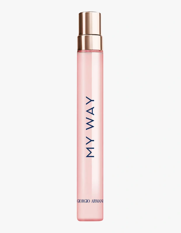 Ürün Detayı
Ürün Cinsiyeti:
Kadın
Ürün Tipi:
Parfüm
Ürün Sezonsallığı:
Dört Mevsim
Ürün Çeşidi:
Eau de Parfum (EDP)
Ürün Özellikleri
Giorgio Armani imzalı My Way Eau de Parfum, feminen ve çiçeksi karakteriyle doğal, otantik bir koku deneyimi sunar. Uzun süre kalıcı formülü, dünyanın farklı bölgelerinden özenle seçilmiş hammaddelerin zarif uyumunu yansıtır. Üst notalarda Calabria bergamotu ile Mısır portakal çiçeğinin ferah ve aydınlık buluşması hissedilirken, koku zamanla yumuşak ve davetkâr bir çiçeksi iz bırakır. 10 ml’lik pratik boyu sayesinde günlük kullanımda ve seyahatlerde kolay taşınabilir bir alternatif sunar. Zamansız ve şık şişe tasarımı, kokunun sofistike duruşunu tamamlar.
Öne Çıkan Detaylar
Çiçeksi ve feminen koku profili
Uzun süre kalıcı Eau de Parfum formül
Calabria bergamotu ve portakal çiçeği notaları
Doğal ve otantik karakter
10 ml, taşınabilir mini boy
Zamansız ve zarif şişe tasarımı
Kimler Kullanıyor?
Bu parfüm; doğal ama etkileyici kokuları tercih eden, günlük kullanımda zarif bir imza arayanlar tarafından kullanılıyor. Çiçeksi notaların ferahlığını sofistike bir duruşla birleştirmeyi sevenler için ideal bir seçenek sunuyor.
Giorgio Armani My Way EDP 10 ml; çiçeksi notaları, uzun süre kalıcı formülü ve taşınabilir boyuyla feminen ve zarif bir koku deneyimi sunar.