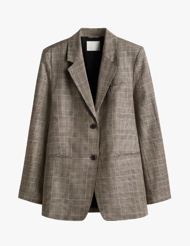 Ürün Detayı
Ürün Cinsiyeti:
Kadın
Ürün Tipi:
Dış Giyim
Ürün Sezonsallığı:
İlkbahar / Yaz / Sonbahar
Ürün Çeşidi:
Oversize Blazer
Ürün Özellikleri
H&M koleksiyonuna ait bu gri-bej kareli oversize blazer, keten ve viskoz karışımlı dokuma kumaşıyla hafiflik ve yapı hissini bir arada sunar. Çentikli klapalı yakası ve tek sıra düğmeli önü, klasik blazer çizgisini korurken modern bir duruş kazandırır. Vatkalı omuzlar silueti belirginleştirirken, çift biyeli göğüs ve ön cepler tasarıma düzenli bir görünüm ekler. Yırtmaçlı ve düğmeli manşetler detay zenginliği sağlarken, pamuklu astarı gün boyu konfor sunar. Uzun boyu ve oversize kesimi sayesinde katmanlı kombinlerde güçlü bir tamamlayıcı olarak öne çıkar.
Öne Çıkan Detaylar
Viskoz (%67) ve keten (%33) karışımlı dokuma kumaş
Oversize kesim ve uzun boy
Çentikli klapalı yaka, V yaka form
Tek sıra düğmeli kapanış
Vatkalı omuzlar
Çift biyeli göğüs ve ön cepler
Yırtmaçlı, düğmeli manşetler
Pamuklu astar
Gri-bej kareli desen
Kimler Kullanıyor?
Bu blazer; klasik parçaları rahat kesimlerle modernleştirmeyi seven, katmanlı şehir stilinde güçlü siluetler oluşturanlar tarafından tercih ediliyor. Günlük kombinlerde ya da ofis stilinde zahmetsiz şıklık arayanlar için çok yönlü bir dış giyim seçeneği sunuyor.
H&M gri-bej kareli oversize blazer; keten-viskoz kumaşı, vatkalı omuzları ve uzun kesimiyle modern şehir stiline güçlü bir dokunuş katar.